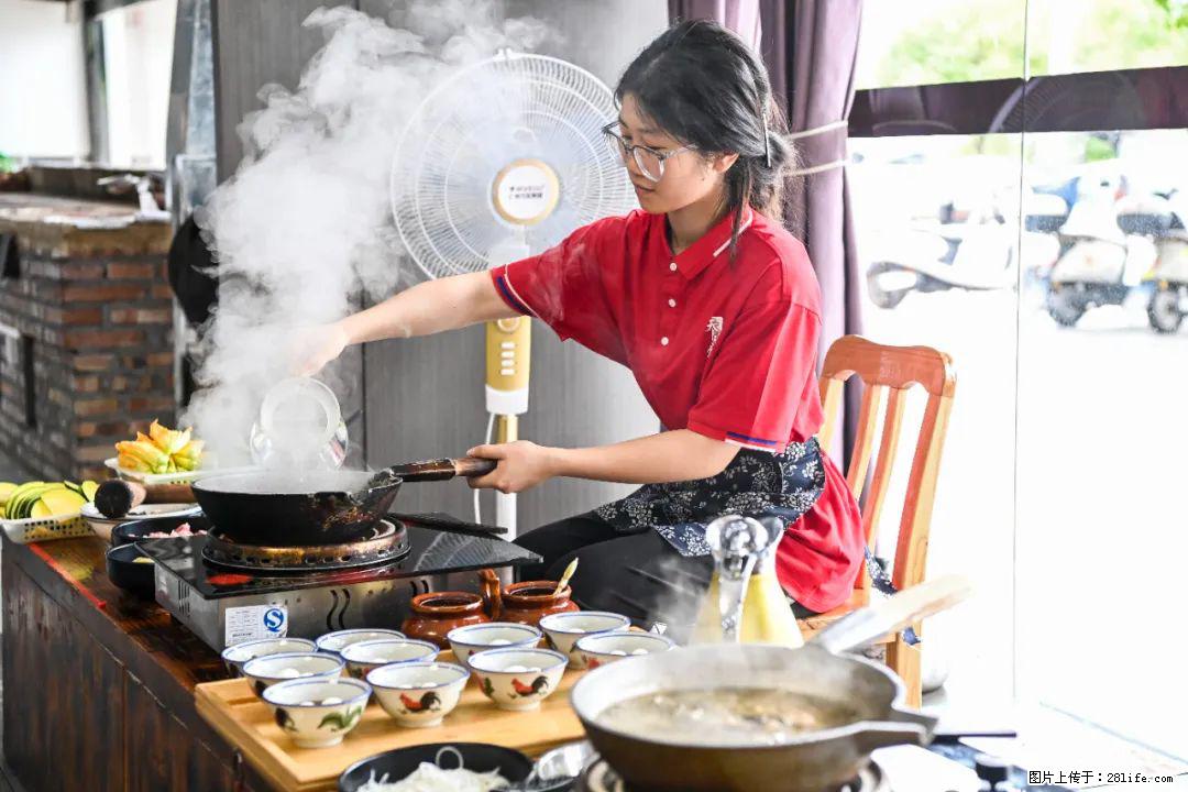 全网追的“扁担女孩”，找了一份暑假工，时薪12元 - 湛江生活资讯 - 湛江28生活网 zhanjiang.28life.net